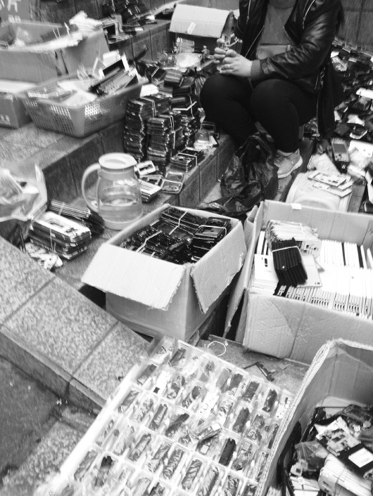 通訊市場內,隨處可見大量的舊手機配件。