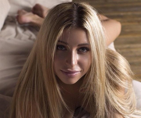 俄名校美女高材生棄學當艷星:徹底凌亂