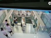 視頻：女子被攪入手扶電梯身亡 太慘了！