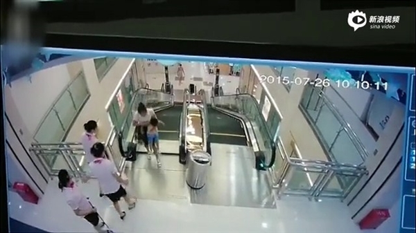 視頻：女子被攪入手扶電梯身亡 太慘了！