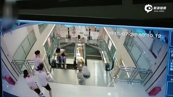 視頻：女子被攪入手扶電梯身亡 太慘了！