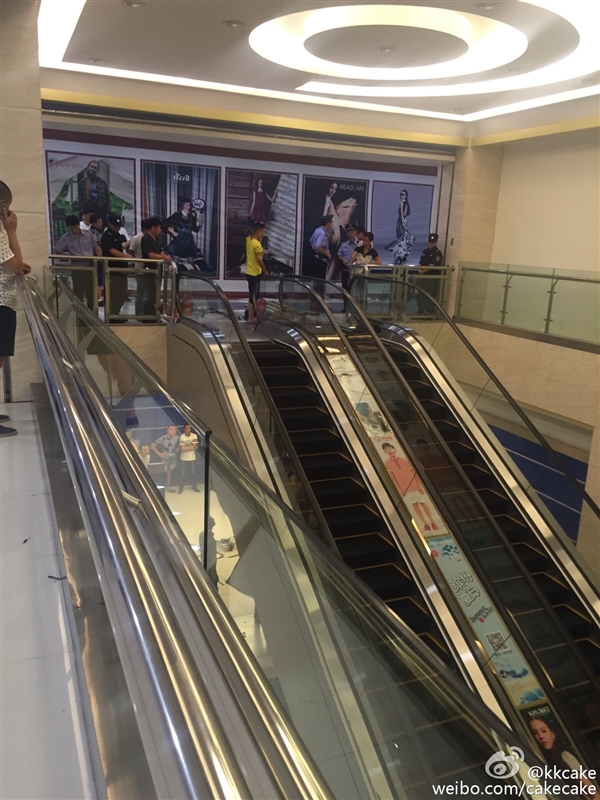 視頻：女子被攪入手扶電梯身亡 太慘了！