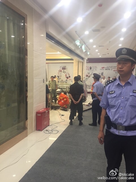 視頻：女子被攪入手扶電梯身亡 太慘了！