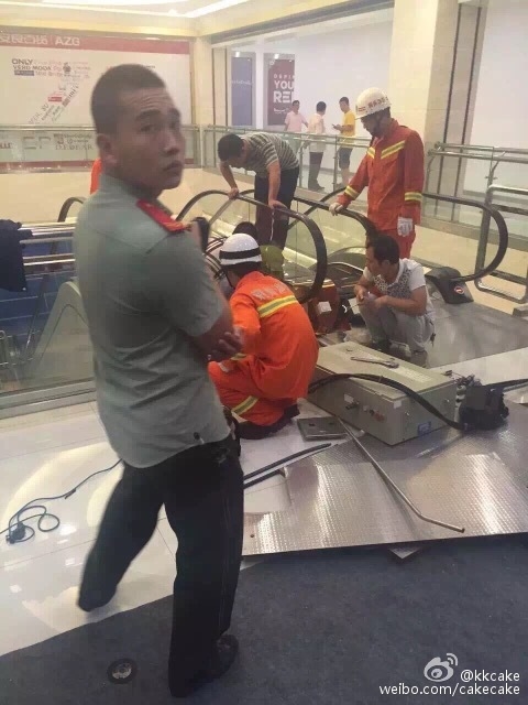 視頻：女子被攪入手扶電梯身亡 太慘了！