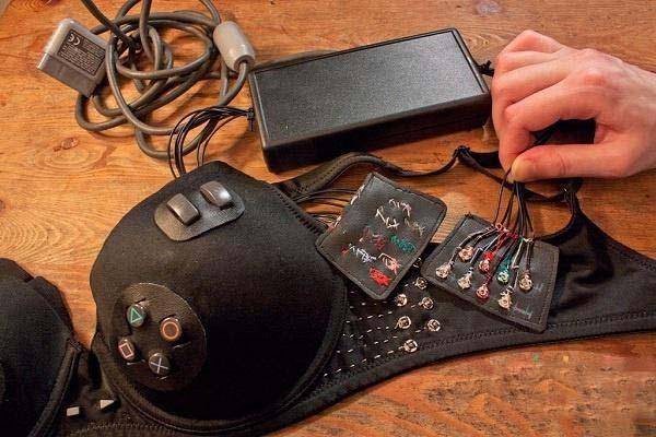 胸罩當手柄!女朋友與游戲的完美結合