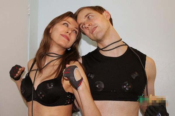 胸罩當手柄!女朋友與游戲的完美結合