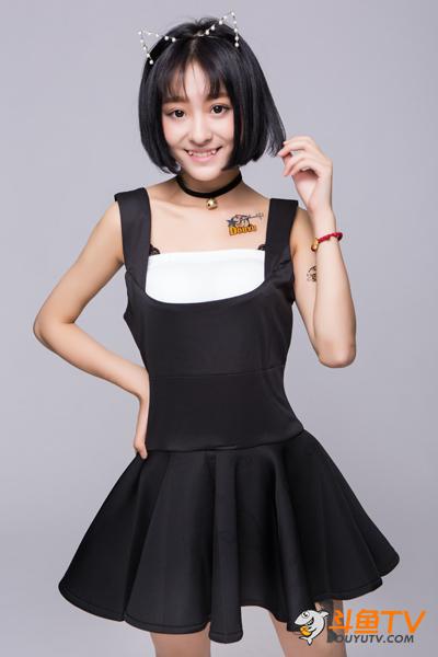 斗魚Showgirl定妝照第二彈：最萌虎牙妹曝光