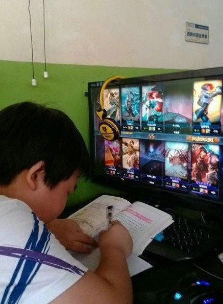 熊孩子的保證書：媽媽給我充點券，我就戒了LOL！