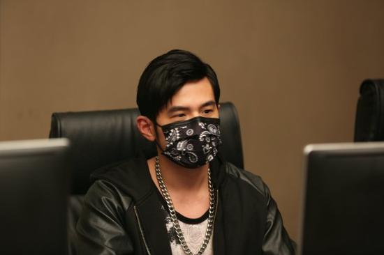 LOL周杰倫攜miss娃娃直播首秀 不負眾望怒拿三殺！