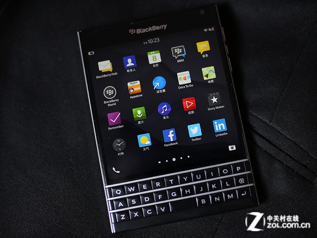 酷似護照的手機 港黑莓Passport迫近3K