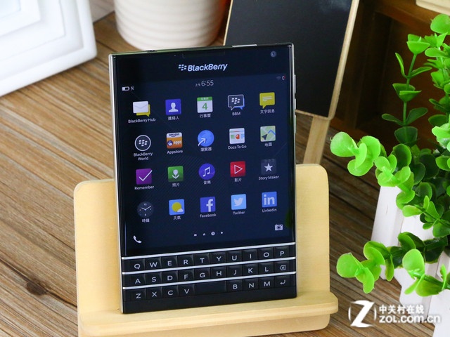 多彩配色黑莓機(jī) 黑莓Passport報(bào)低價(jià)