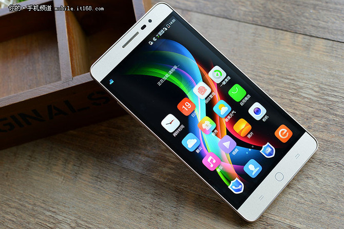 上市3月掉價700 酷派鋒尚Pro僅1078元