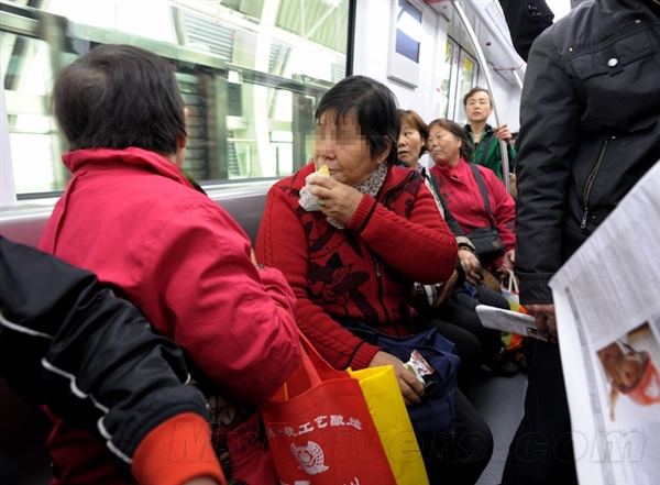 深圳:地鐵車站和車廂內(nèi)飲食罰500元