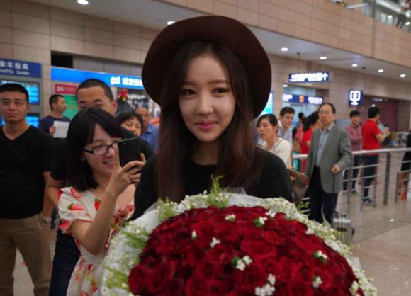 樸妮嘜首秀彈幕爆炸 十分鐘20萬人圍觀