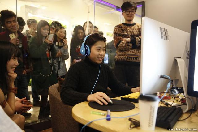 LOL主播55開(kāi)借錢(qián)反遭污蔑？與徒弟古手羽撕逼互揭證據(jù)！