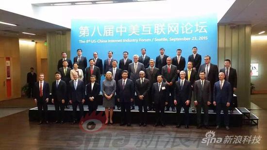 中國國家主席習(xí)近平和參加中美<a href=/tech/internet/ target=_blank class=infotextkey>互聯(lián)網(wǎng)</a>論壇的中美著名企業(yè)的總裁合影 (西雅圖中文電臺臺長蘇小元 拍攝)