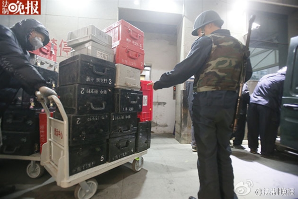 新版人民幣出庫實拍！43輛特種車排隊取運