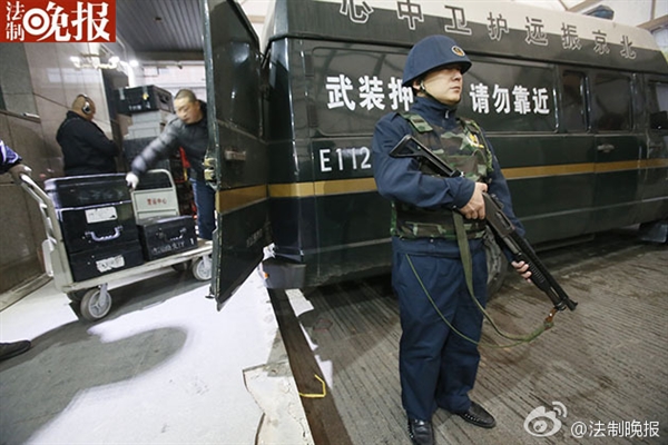 新版人民幣出庫實拍！43輛特種車排隊取運