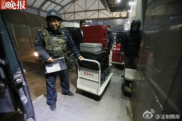 新版人民幣出庫實拍！43輛特種車排隊取運