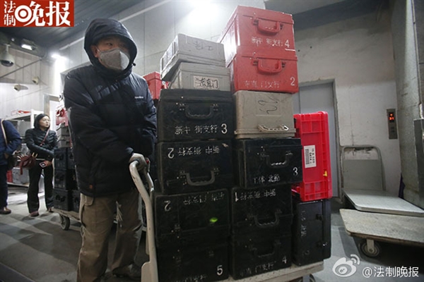 新版人民幣出庫實拍！43輛特種車排隊取運