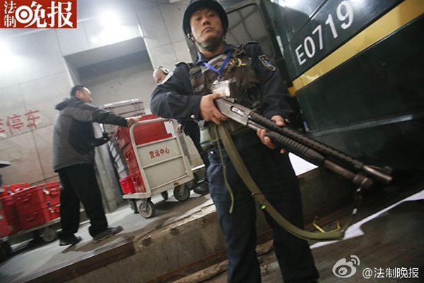 新版人民幣出庫實拍！43輛特種車排隊取運