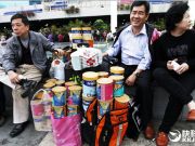 國(guó)產(chǎn)奶粉不輸進(jìn)口：國(guó)人依然瘋搶洋奶粉