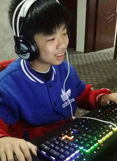 小學生直播月入上萬 游戲直播 lol直播