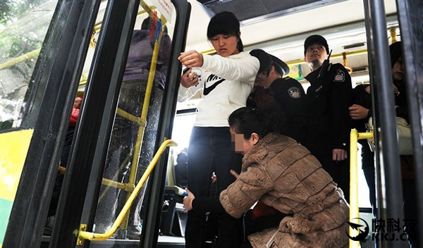 怎么看？女子公交車上丟手機 乘客下車要搜身