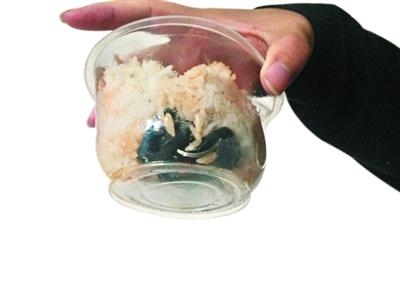 大學生網上叫外賣 吃出一串鑰匙