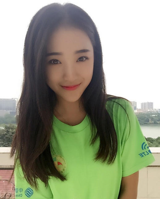 20歲中國妹子被封“世界最美身材”:叢林大秀一字馬