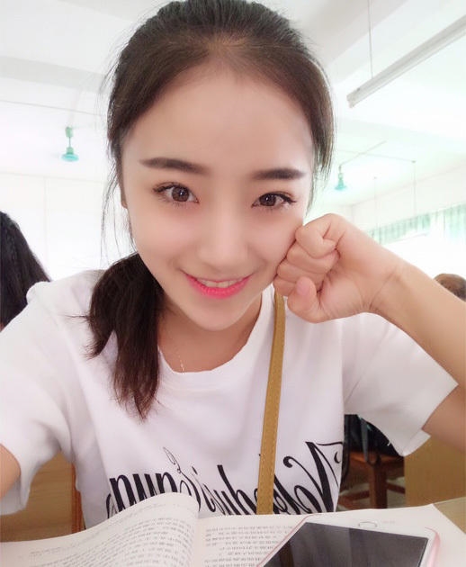 20歲中國妹子被封“世界最美身材”:叢林大秀一字馬