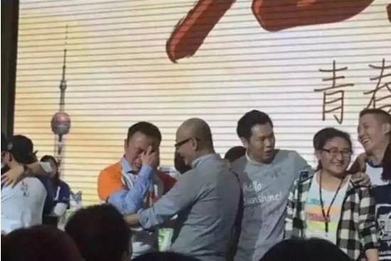 (穿著藍色襯衫,外面套橙白相間的大眾點評工服的是張濤)