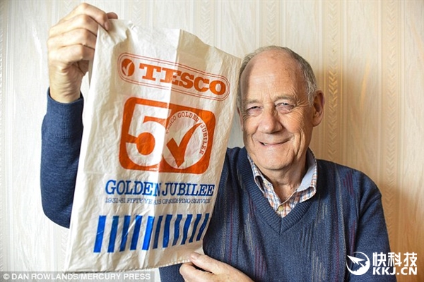 點贊!英國大爺一個購物袋重復使用34年被評