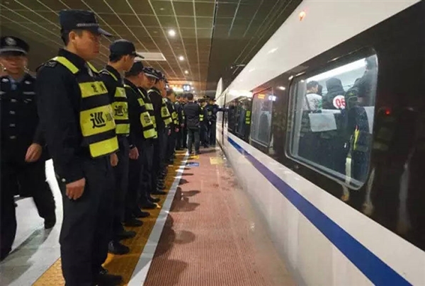 深圳警方破獲特大電信詐騙案:抓了一車廂騙子