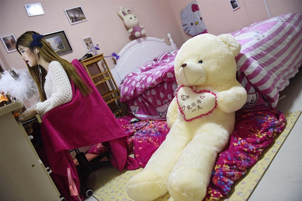 探訪美女主播“生產(chǎn)線” 每月營收超50萬