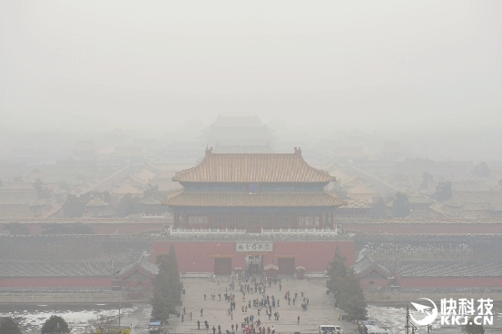 北京首次啟動霧霾紅色預警!<a href=/smart/qiche/ target=_blank class=infotextkey>汽車</a>限行 中小學停課