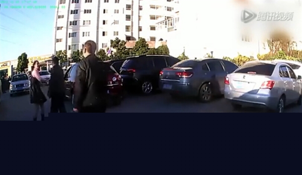 這掌力!實拍路怒女司機一掌扇翻男司機