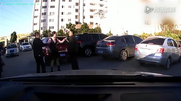 這掌力!實拍路怒女司機一掌扇翻男司機