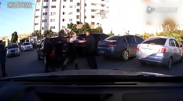 這掌力!實拍路怒女司機一掌扇翻男司機