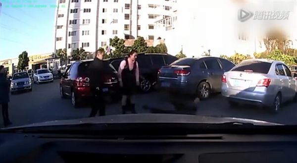 這掌力!實拍路怒女司機一掌扇翻男司機