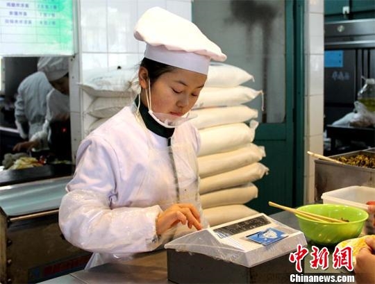 大學拉面女神走紅 吃了才知道她有多美