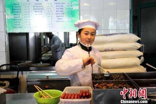 大學拉面女神走紅 吃了才知道她有多美