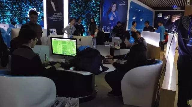 王思聰?shù)母呒?jí)網(wǎng)吧：清一色蘋果機(jī)