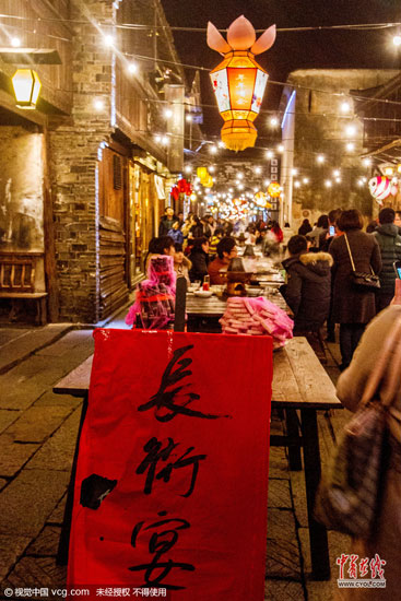 浙江省桐鄉市烏鎮西柵景區火樹銀花不夜天，游客游覽購物、摩肩接踵，感受水鄉古鎮的夜晚風情。(圖片作者：王子瑞)