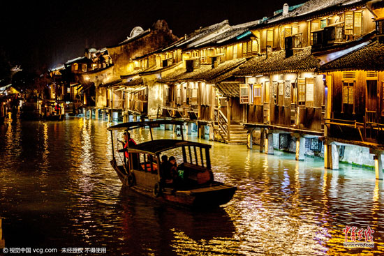 浙江省桐鄉市烏鎮西柵景區火樹銀花不夜天，游客游覽購物、摩肩接踵，感受水鄉古鎮的夜晚風情。(圖片作者：王子瑞)