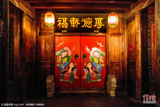 《烏鎮剪影》曾贊“一個現代文明影響不大的世界 一張古老色彩依然濃重的史頁”。那么這場由中國舉辦的規模最大、層次最高的互聯網大會緣何選擇烏鎮作為永久會址？