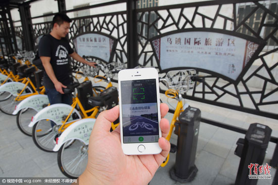 烏鎮運用二維碼技術實現全鎮公共自行車系統智慧化運營，26個自行車點、61個車棚、8個崗亭，讓出行變得更智能、便捷、低碳，充分展示烏鎮旅游智慧化的新面貌。烏鎮建立智能化公共自行車租賃系統，是率先之舉，只要用手機掃一掃二維碼，便可免費租用自行車了。(圖片作者：沈志成)