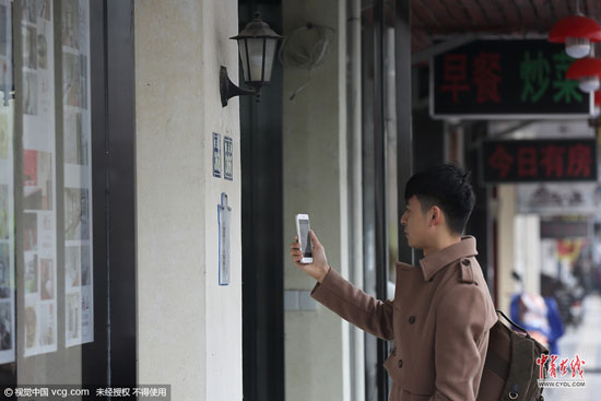 通過給每家商鋪一個對應二維碼，游客可通過手機掃碼的方式，了解店鋪的詳細信息等，也可實現對店鋪進行評價投訴等。 (圖片作者：沈志成)