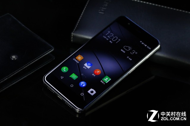 Gigaset ME pro采用1920x1080像素的5.5英寸屏幕,高通驍龍810處理器,3GB RAM+32GB ROM,以及800萬像素+后置2000萬像素的組合,電池容量4000mAh。相比Gigaset ME,除了機身更大、在后置攝像頭配置以及電池上優勢明顯。