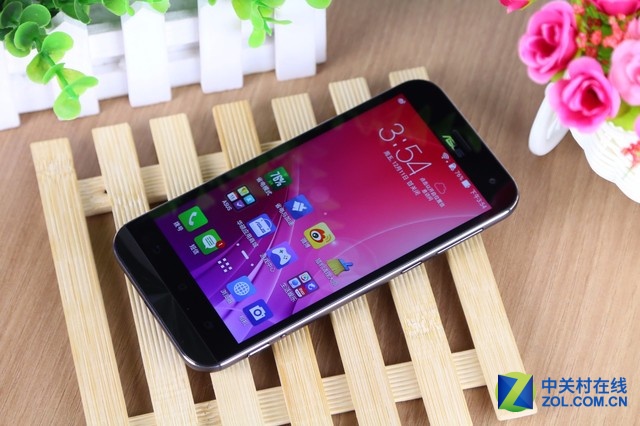 華碩鷹眼ZenFone Zoom是一款以拍照見長的機型，其后置相機為1300萬像素，采用Panasonic SmartFSI傳感器，10枚HOYA鏡片，擁有雙色溫LED閃光燈，可實現3倍光學變焦、OIS光學防抖，并擁有75&deg;廣角。前置攝像頭則是主流的500萬像素，擁有f/2.0大光圈及88&deg;廣角，考慮到用戶的自拍需求，也加入了美顏模式。